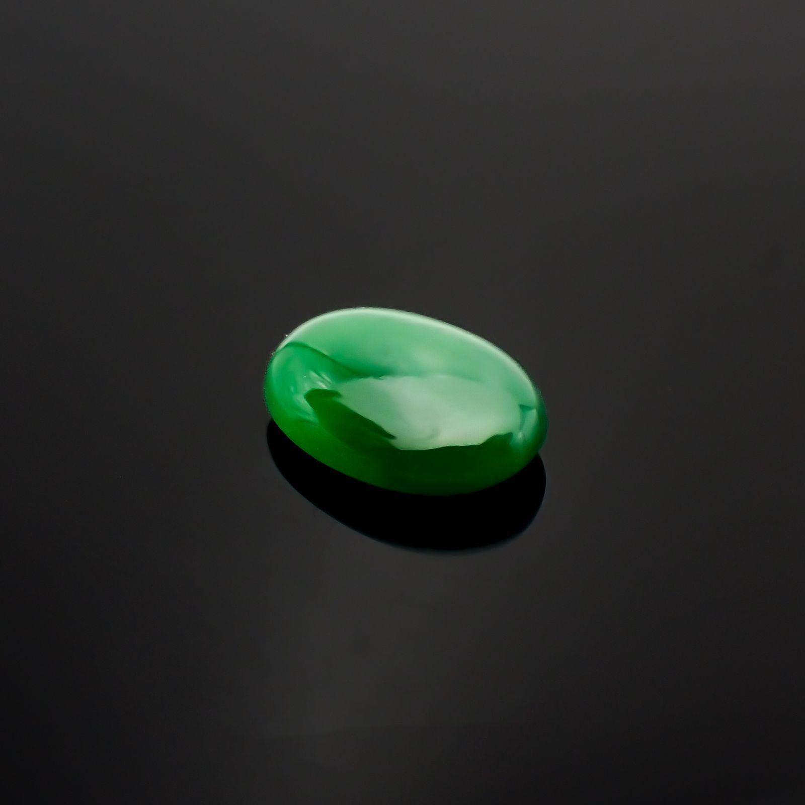 翡翠(宝石名ジェダイト(翡翠))ビルマ産 ソ付(彩珠) 1.359ct / 8.5x6mm