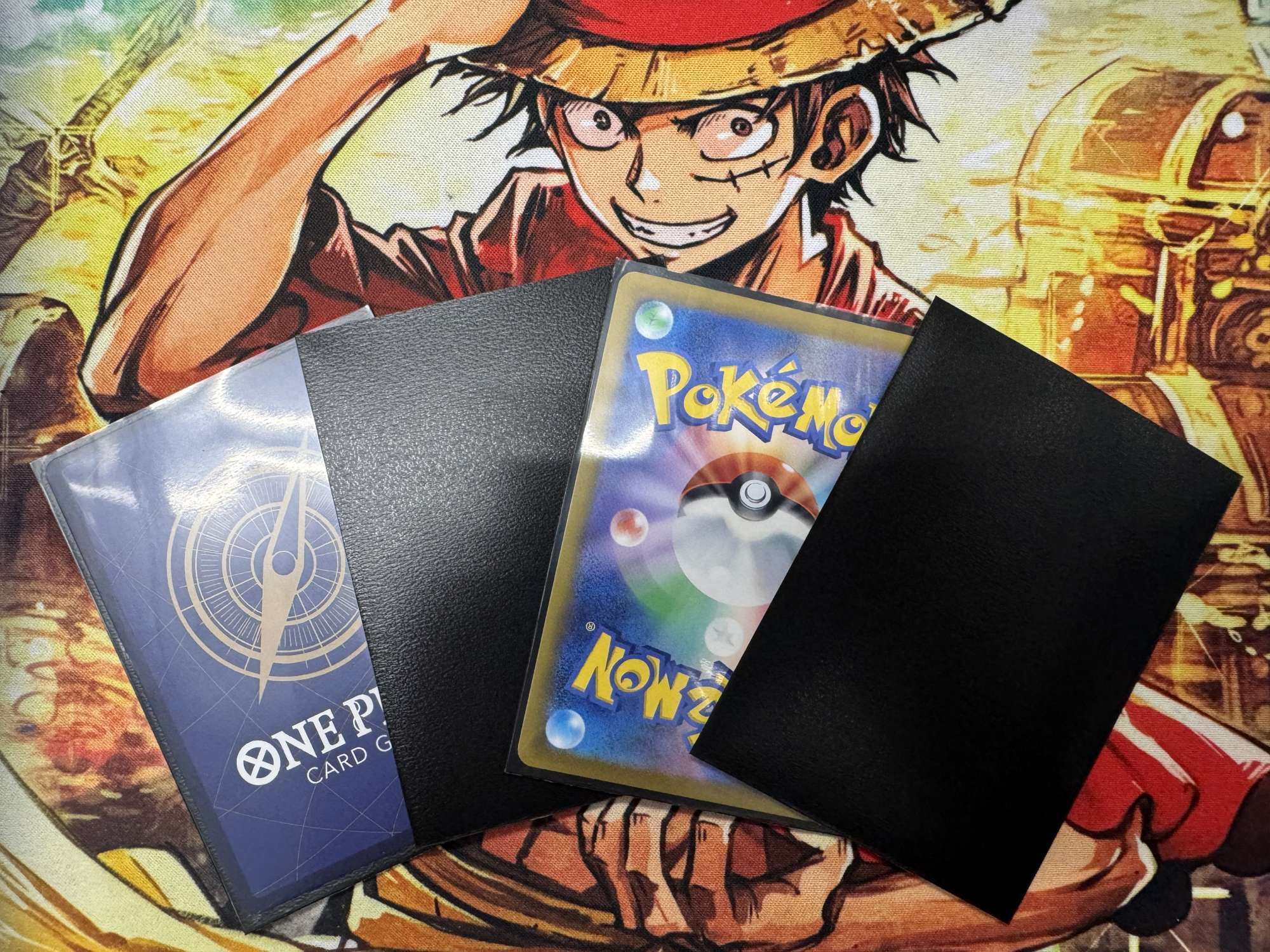 ブラック】侍スリーブ (エンボス)100枚入 W66×H91mm[レギュラーサイズ