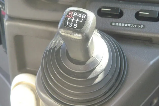 フィンガーシフトってなに？バスならではのギアチェンジ方法とは｜貸切