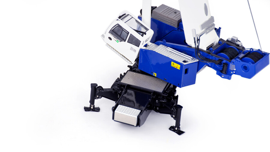 TADANO GTC-2000 テレスコピックブームクローラークレーン 1/50