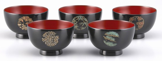 汁椀 吉祥紋沈金（模様は5種類あり） 1客35,200円（税込） | 輪島塗の