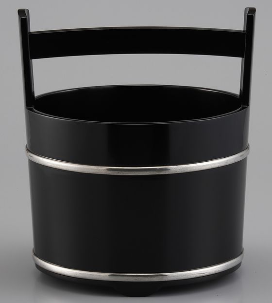 手桶型水指 黒塗り銀タガは、漆の黒に特製の銀金具が美しい水指