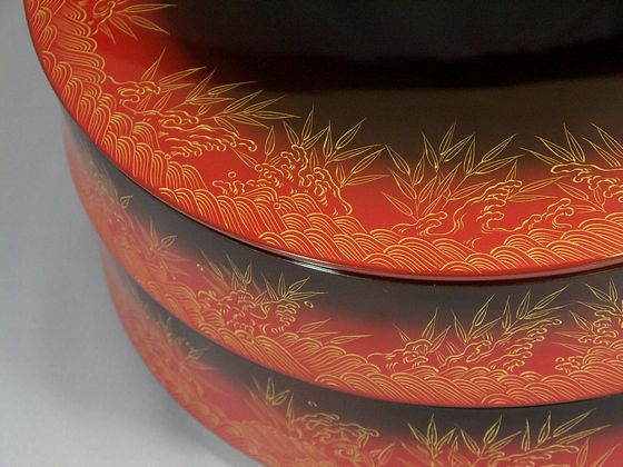 丸二段重箱 波に葦沈金 473,000円（税込） | 輪島塗の塗師屋 輪島漆器