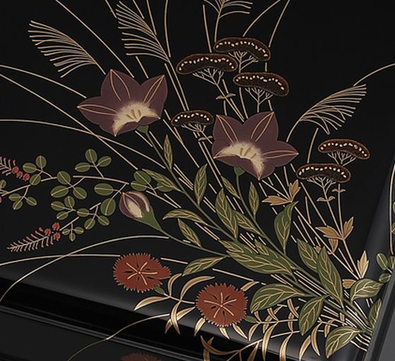 手箱 秋草蒔絵は、郷愁をさそう秋の草花を美しい蒔絵で表現した手箱