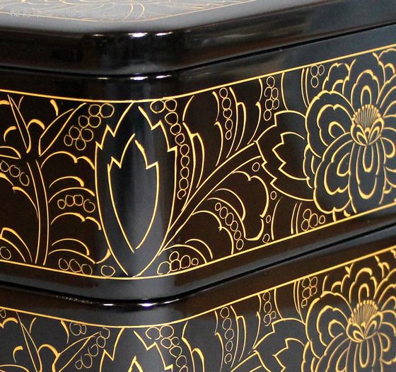 三段重箱 牡丹唐草沈金 302,500円（税込） | 輪島塗の塗師屋 輪島漆器