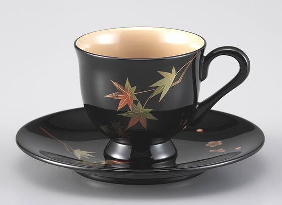 コーヒーカップ 春秋蒔絵は、内側を白塗りにしてコーヒーの色も