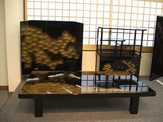 輪島塗 座卓・寿松沈金は、のみで彫った美しい線が、幾重にも重なり松