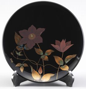 飾り皿 鉄線蒔絵は、色研ぎ出しの技法で描かれた見る角度により変わる