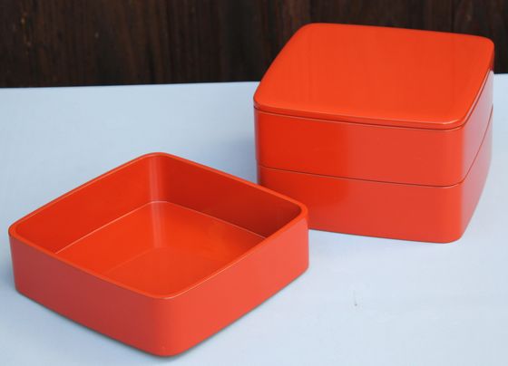 三段重箱（6寸6寸胴張隅丸型）洗朱呂色 220,000円（税込） | 輪島塗