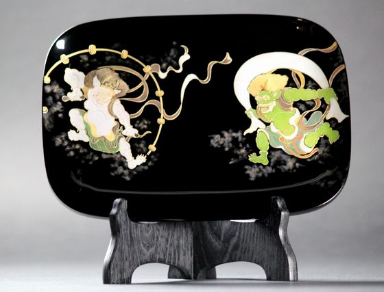 飾皿（小判型）風神雷神沈金 143,000円（税込） | 輪島塗の塗師屋 輪島