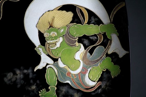 飾皿（小判型）風神雷神沈金 143,000円（税込） | 輪島塗の塗師屋 輪島