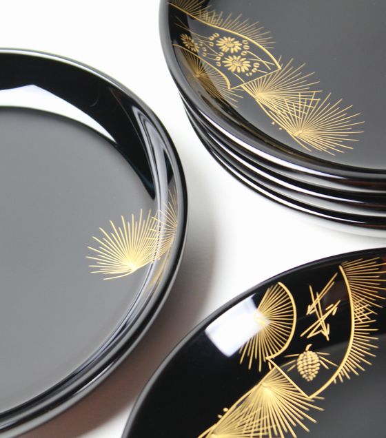 取り皿 松に扇面五聖沈金 5客1組 165,000円（税込） | 輪島塗の塗師屋