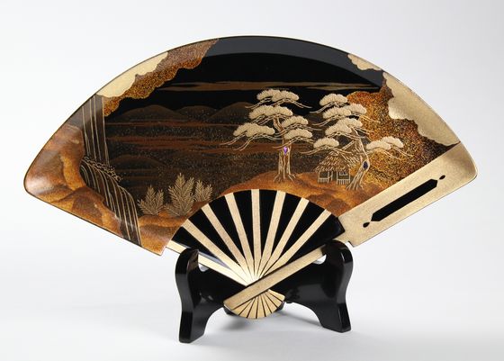 扇型飾皿 山水蒔絵 495,000円（税込） | 輪島塗の塗師屋 輪島漆器大雅