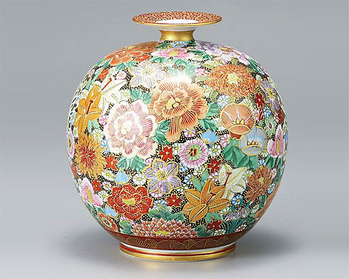 九谷焼 の伝統美：花詰が織り成す豪華絢爛で優美な四季の花々に包ま