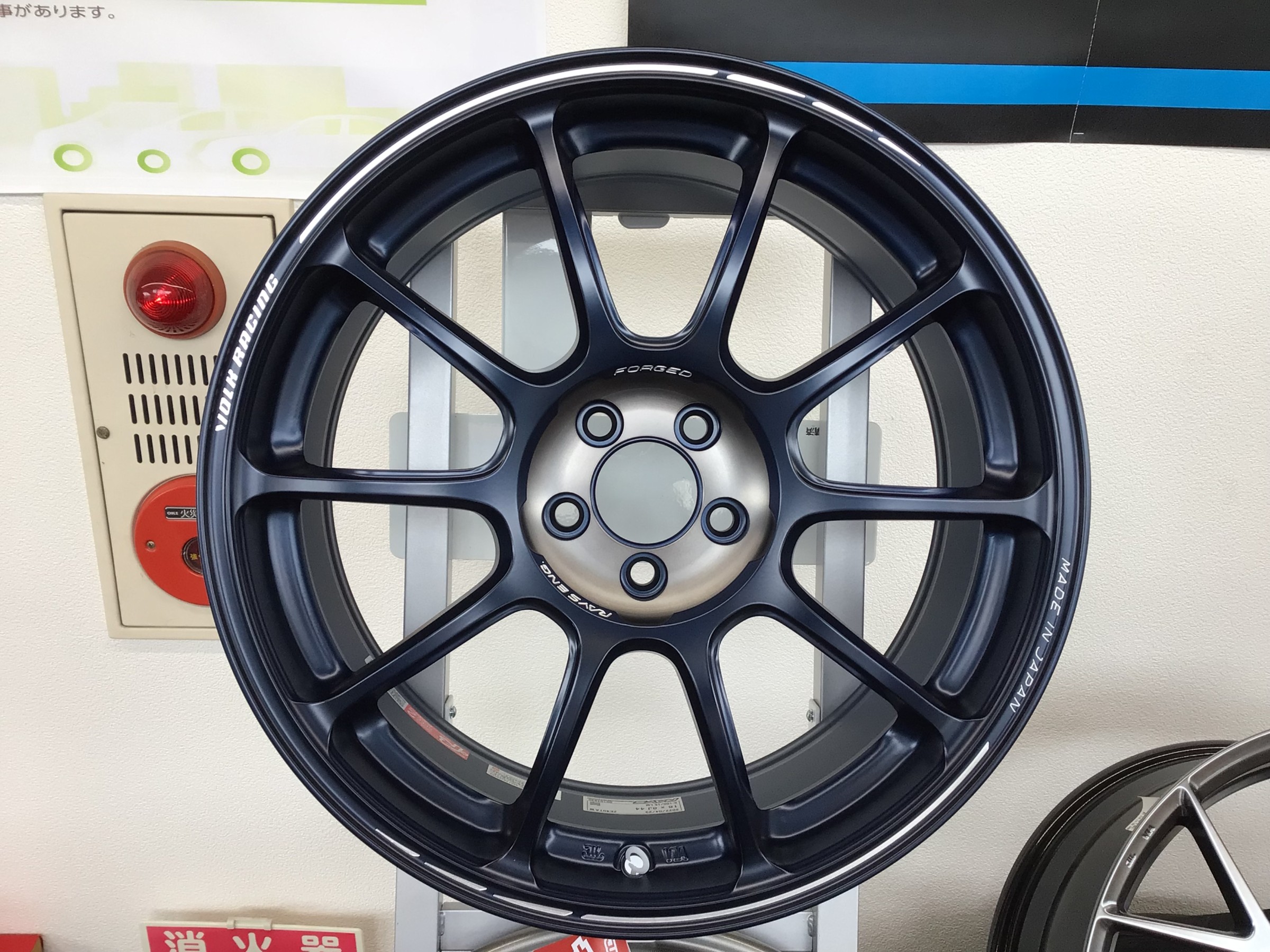 アルミ入荷情報》RAYS☆ ボルクレーシングZE40 メタリックブルー ☆ 86