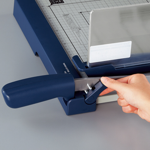 たのめーる】コクヨ ペーパーカッター(押し切り式) A4 DN-G103 1台の通販