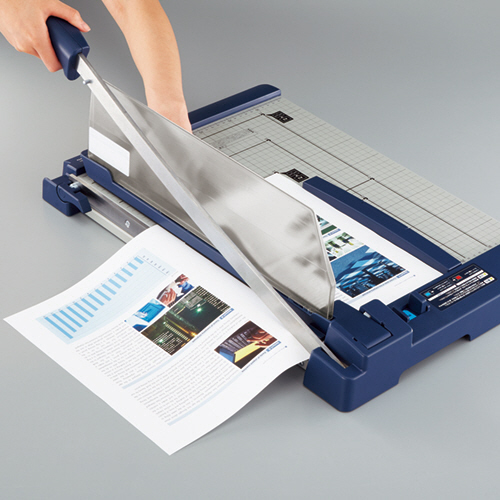 たのめーる】コクヨ ペーパーカッター(押し切り式) A4 DN-G103 1台の通販