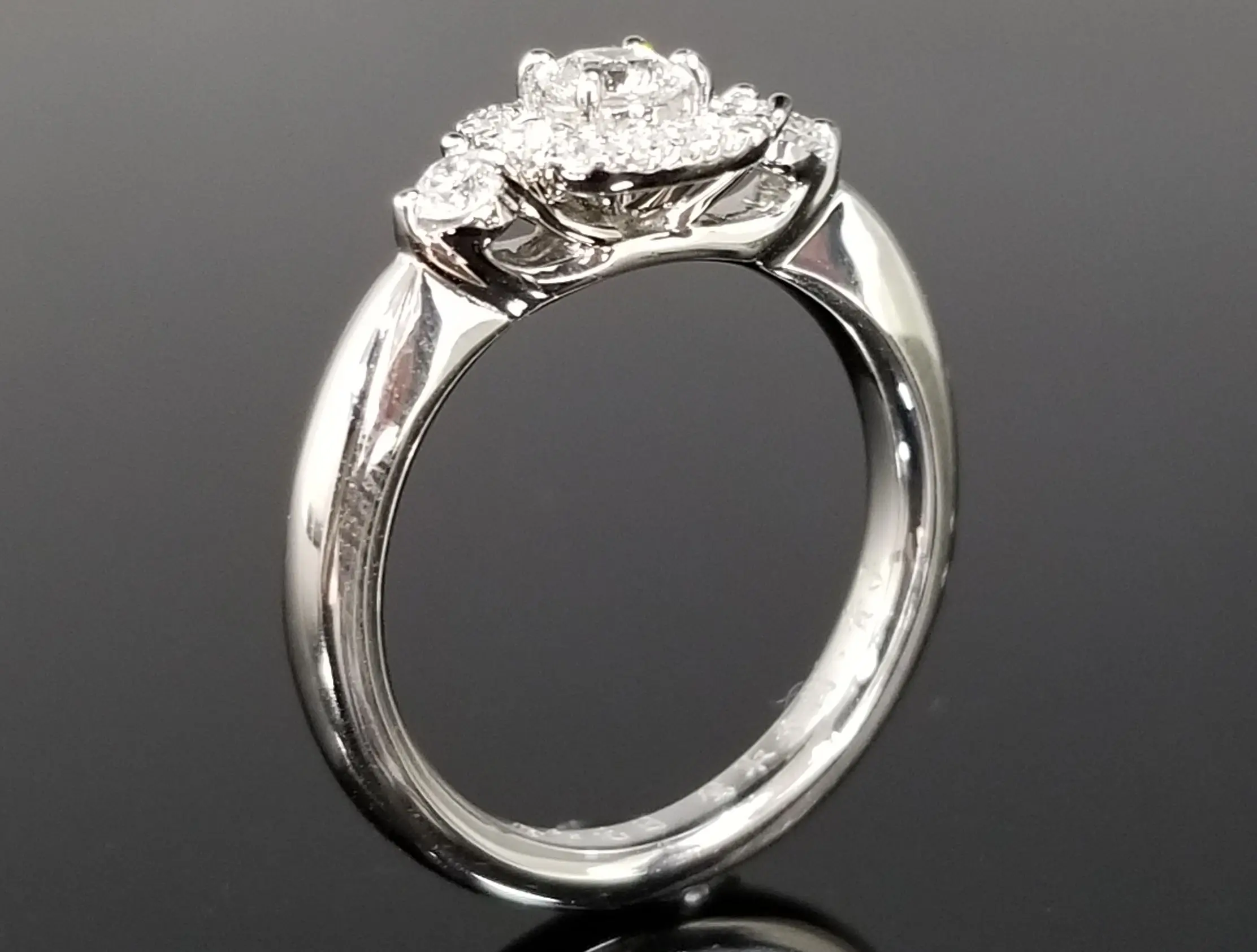 沢山のダイヤモンドを指輪にあしらったエレガントなデザイン | 結婚