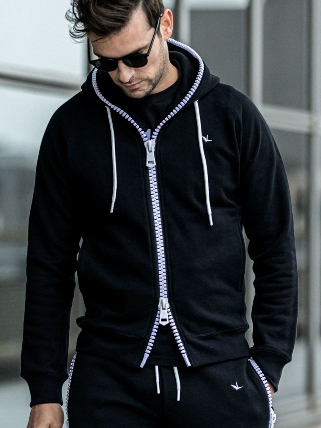 1PIU1UGUALE3 RELAX - ビックファスナーバック刺繍ロゴパーカー