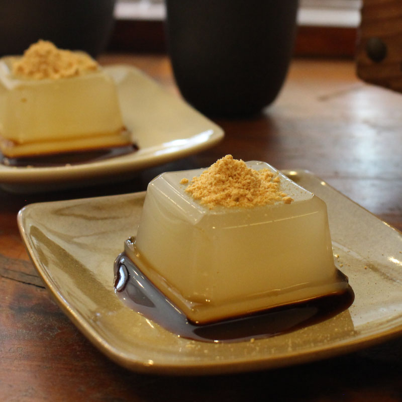 もっちりとした食感で、シンプルな味わいの葛もち