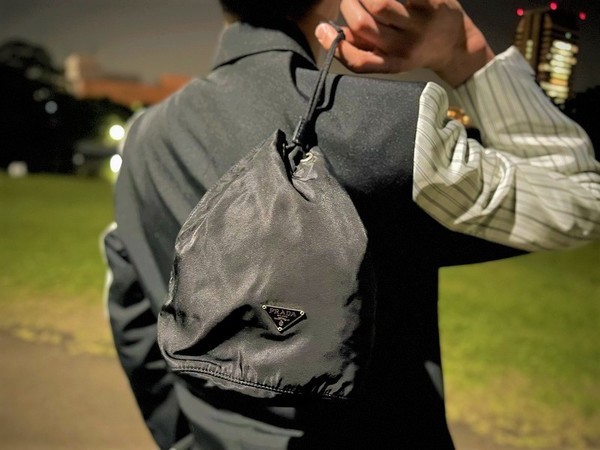 ラグジュアリーブランド【PRADA/プラダ】より、巾着ナイロンハンド