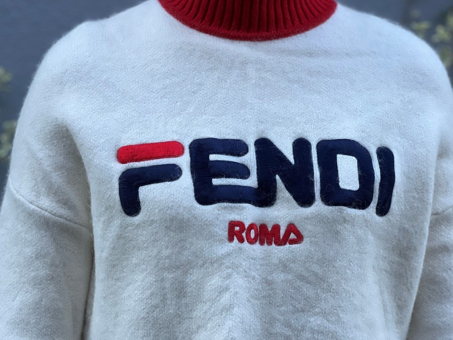 異色のコラボ【FENDI×FILA / フェンディ×フィラ】より ロゴ刺繍