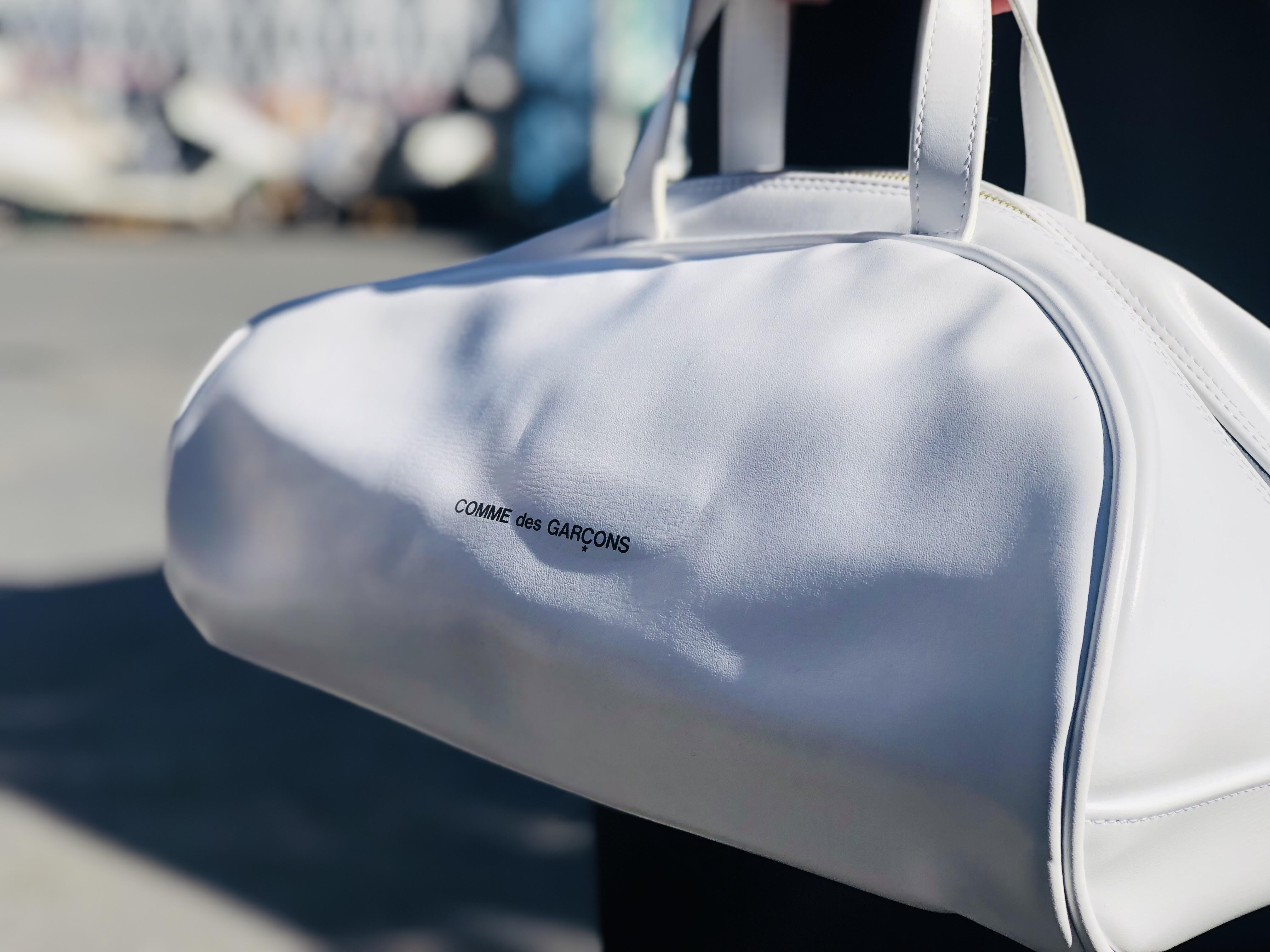 COMME des GARCONS(コムデギャルソン）よりロゴ入りボストンバッグが