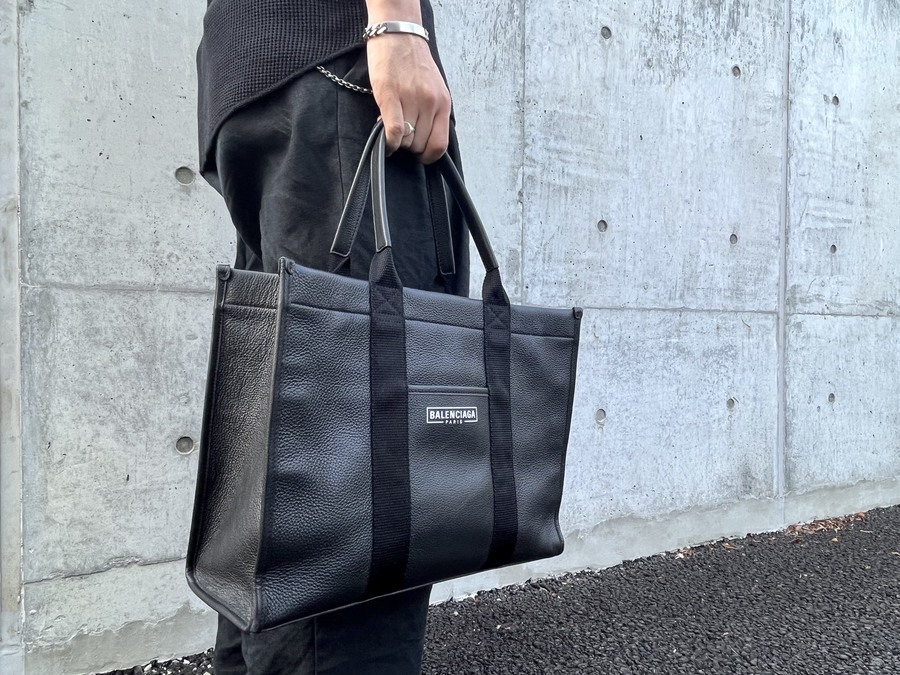 BALENCIAGA/バレンシアガ】よりハードウェアミディアムレザートート
