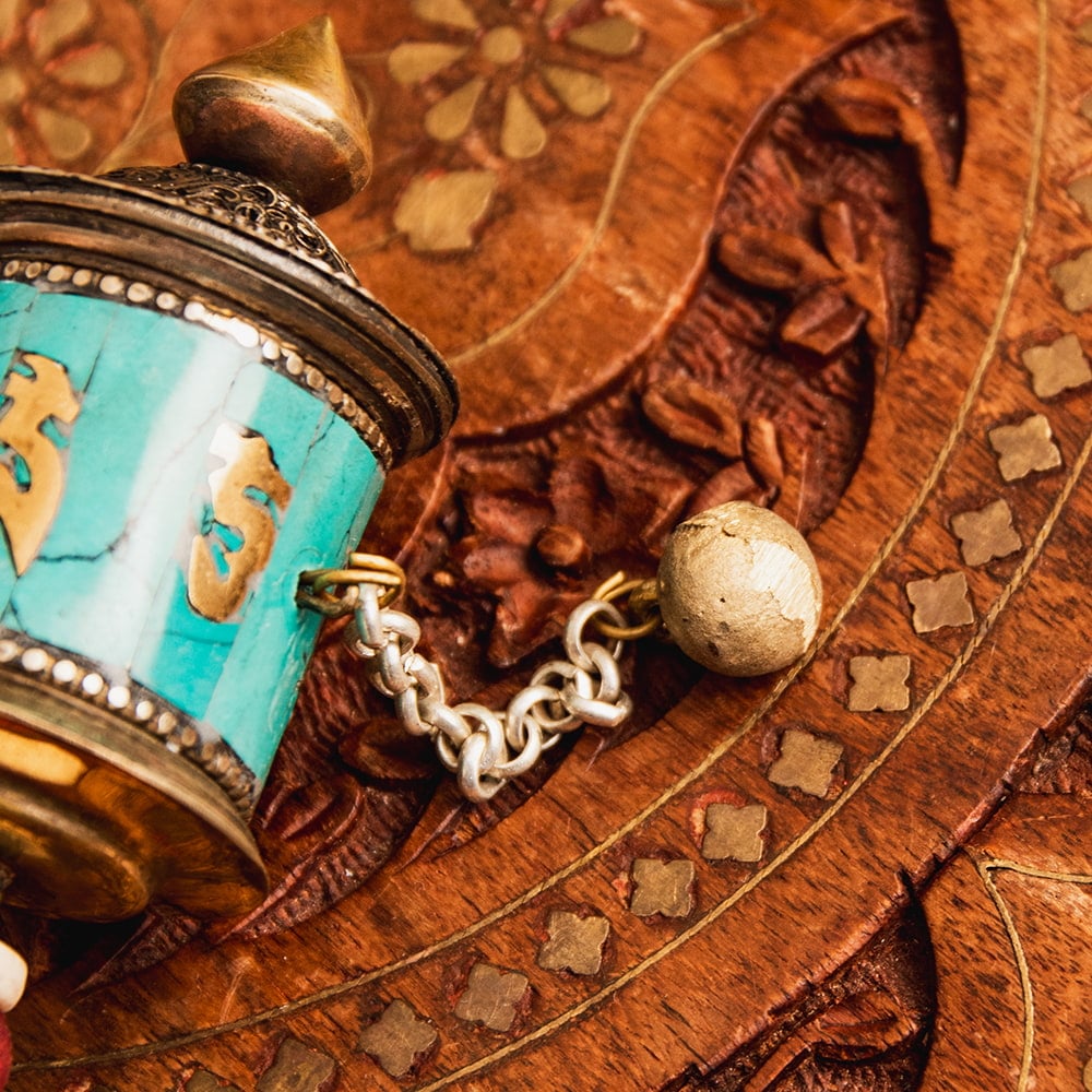 チベタンターコイズとワイヤーアート装飾のマニ車 チベット仏教