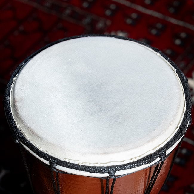 高さ：約30cm〕木彫りされた立体感ある模様が魅力的なジャンベ｜バリ島