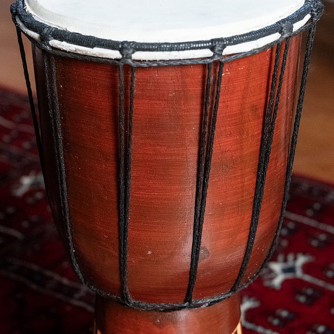 高さ：約40cm〕木彫りされた立体感ある模様が魅力的なジャンベ｜バリ島