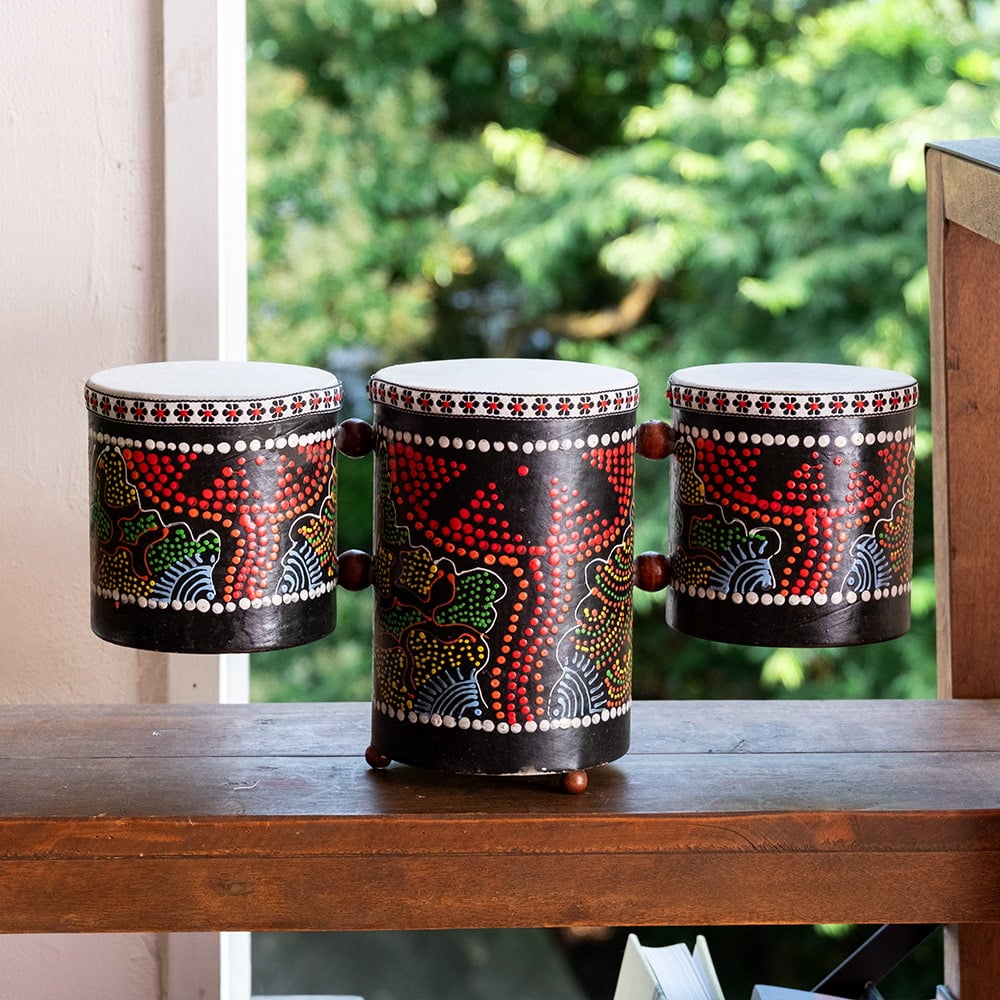 バリ島の民族楽器 ティンプトンドラム｜ドットペイントが美しい 手と