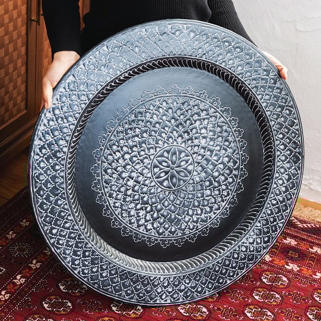 金属工芸品の街、モラダバードから ブルーブラック 花模様の手彫り