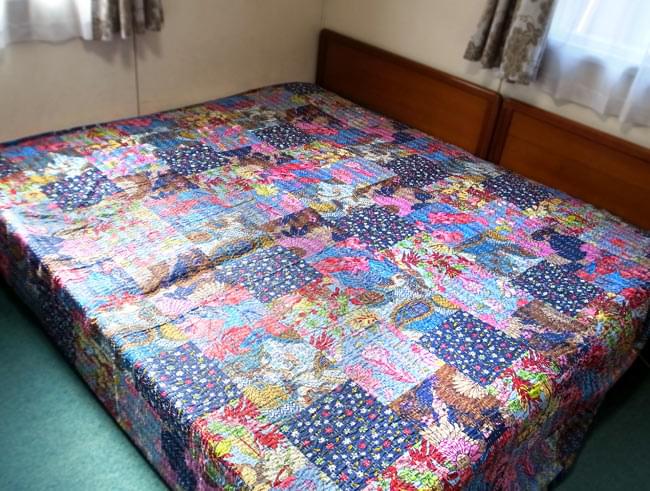 インドのパッチワーク〕ラリーキルトの大判マルチクロス〔約280cm×約