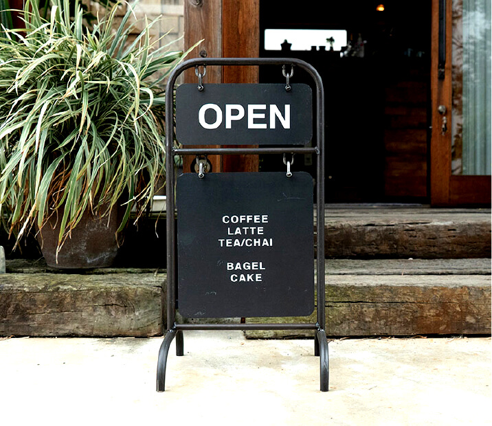 置くだけで店舗の外観がアップ！経年劣化も楽しめる黒皮鉄スタンド看板