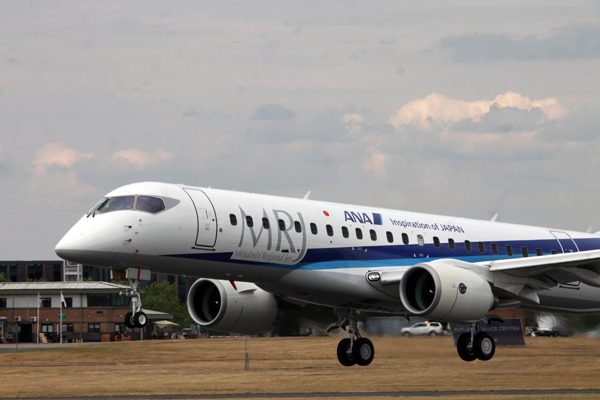 MRJ、英航空ショーで初の飛行展示 ボーイングとは「強固な関係を維持