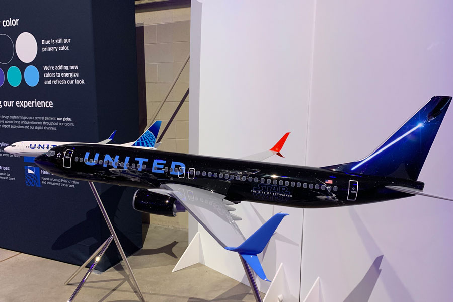 ユナイテッド航空、スター・ウォーズとコラボ 特別塗装機就航、機内