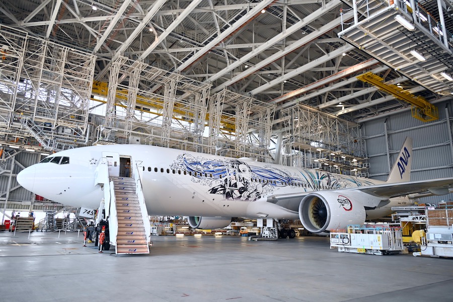 ドア横に声優のサインも ANA「鬼滅の刃じぇっと」3号機【フォト