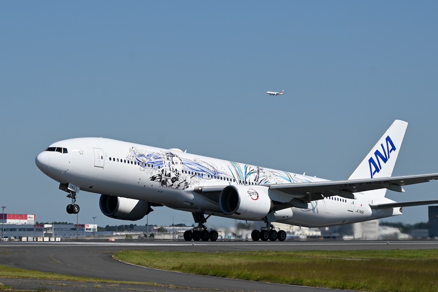 ANA、鬼滅の刃じぇっと「参」運航終了 夜の羽田に大勢のファン集まる