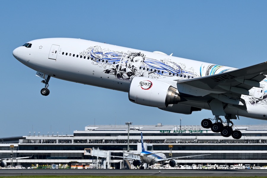ANA「鬼滅の刃じぇっと」3号機、アニメファンら279名乗せ遊覧飛行