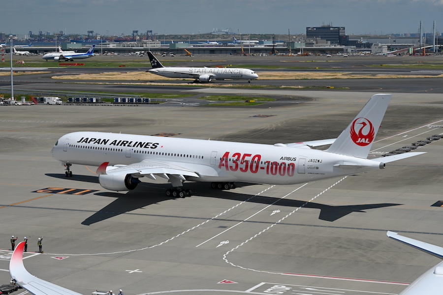 JALのA350-1000「JA02WJ」、機体不具合で羽田引き返し 赤いロゴ入り姿