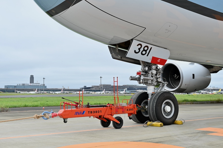 小学生の親子、A380「FLYING HONU」と綱引き対決 約340トンの機体、20