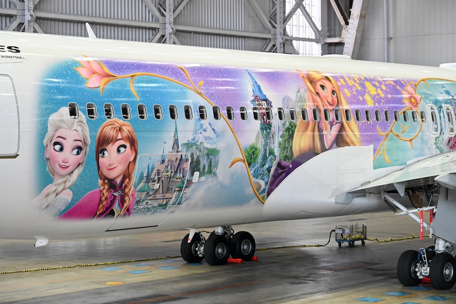 JAL、東京ディズニーシー新エリアの767特別機「Fantastic Journey