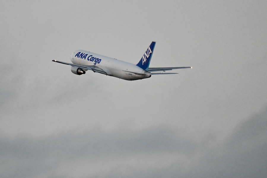 ANAの767-300BCF「JA8323」が離日 JA8000番台機、残り1機に - TRAICY
