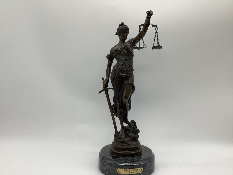 裁判のシンボル、正義の女神のブロンズ像【福岡春日店】｜2021年03月06