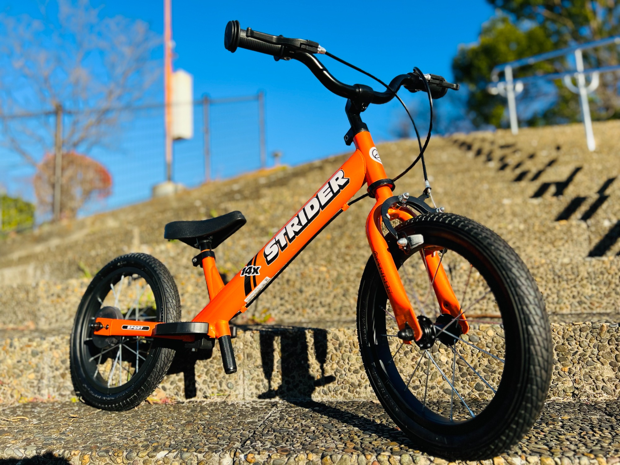 未使用品！！14インチホイールと着脱可能ペダル付！ストライダー14Xが