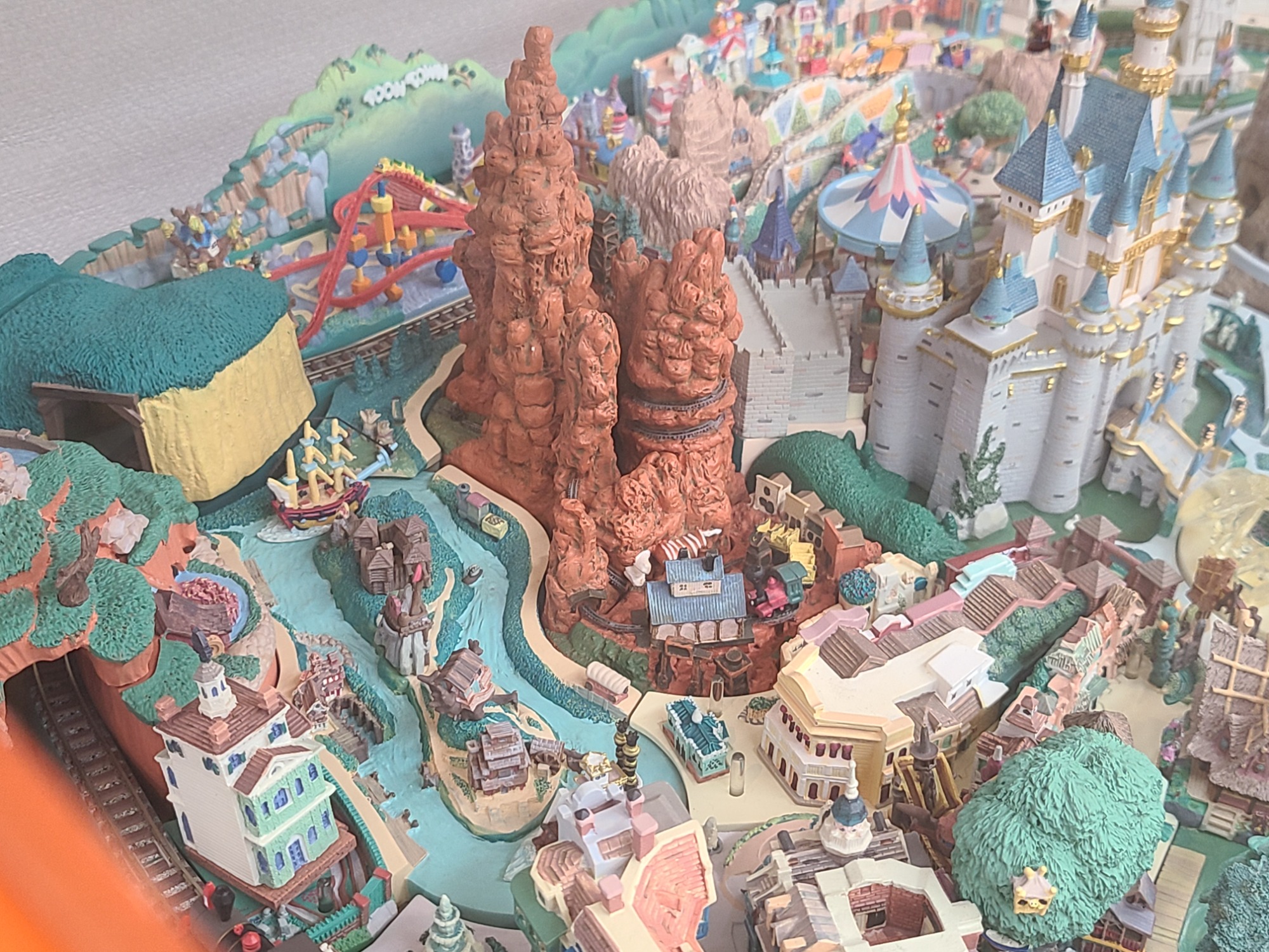 お家の中にディズニーランド！？My Disneylandジオラマ完成品が入荷