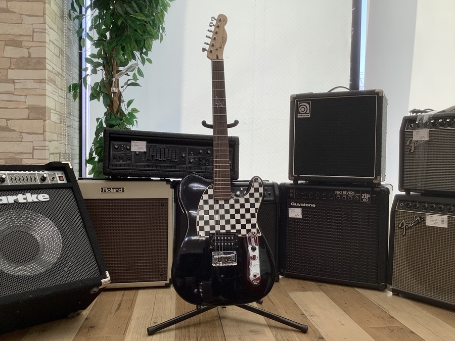 Squier by Fender(スクワイア) アヴリル・ラヴィーン・シグネイチャー