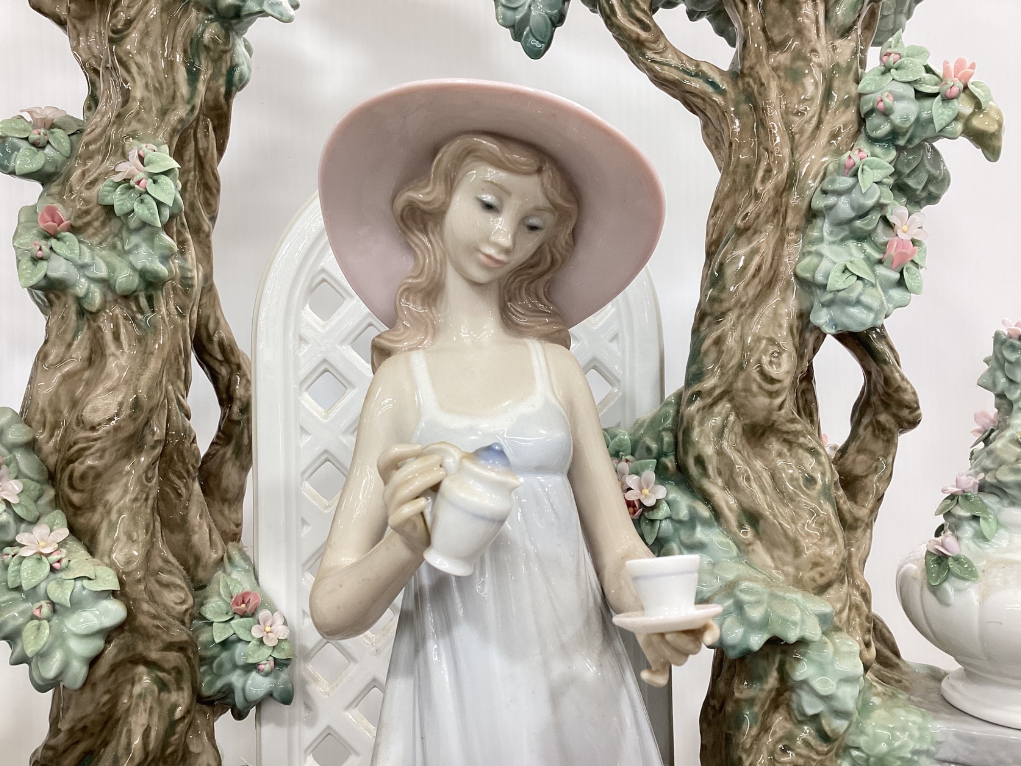 LLADRO（リヤドロ）のフィギュリン【テラスでお茶を】をご紹介致します