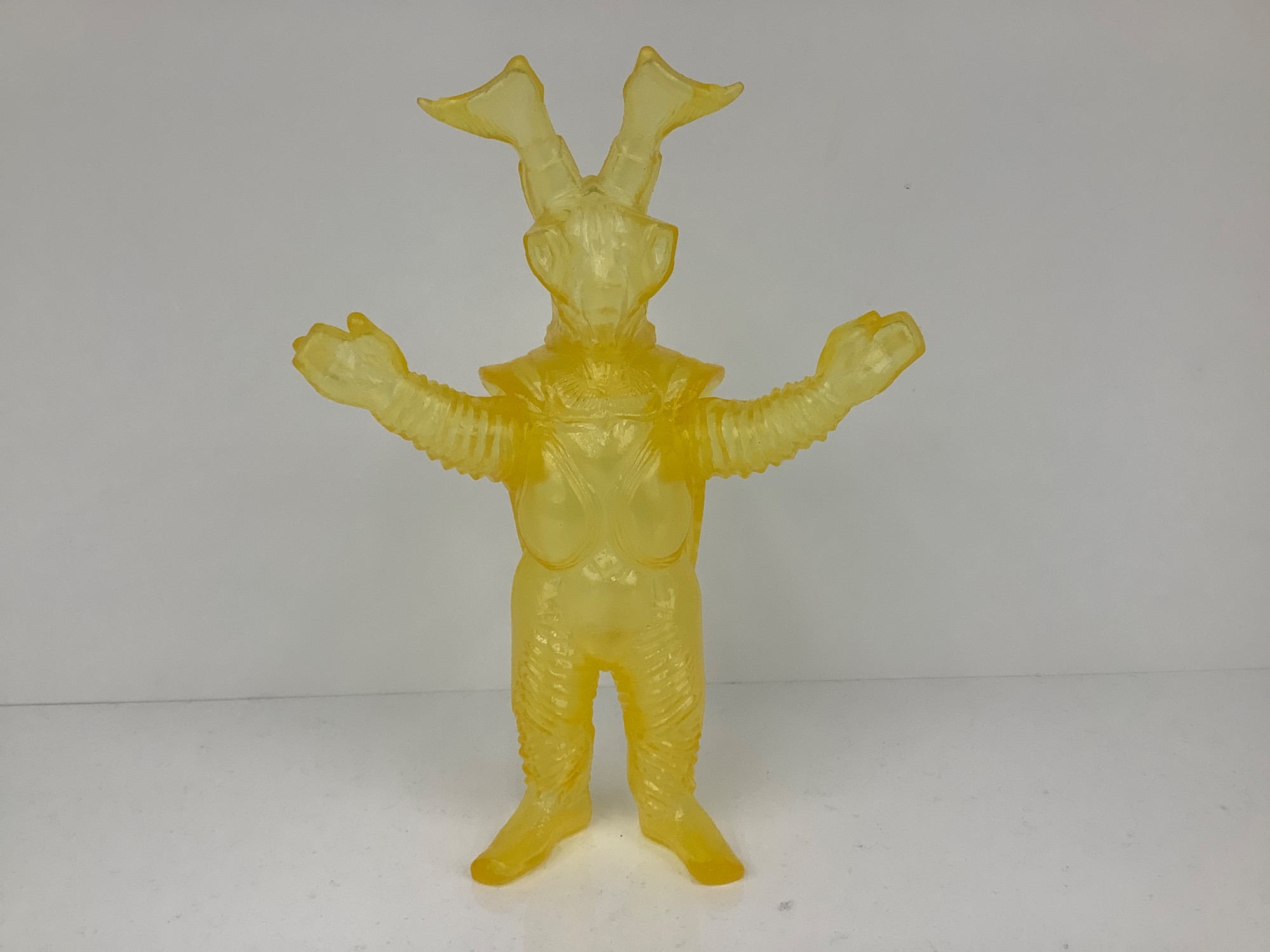 抽選プレゼントカラーのゼットンのソフビ【クリアイエロー 1983年】が